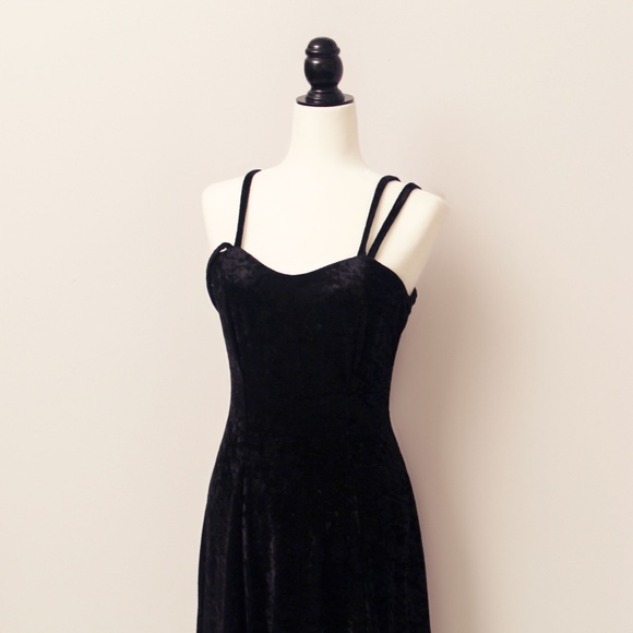 ALL THAT JAZZ | Vintage Black Velvet Dress - Picture 2 of 4